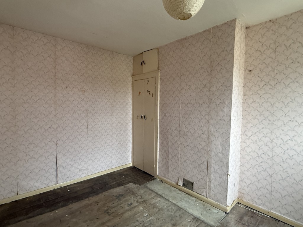 Lot: 81 - HOUSE IN NEED OF IMPROVEMENT - Bedroom 2 in House in Need of Improvement